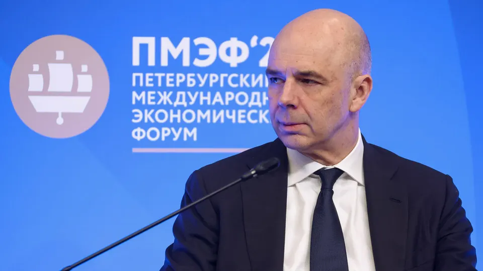 По оценке Счётной палаты, доходы федерального бюджета на 2026 год могут составить 38,2 трлн рублей — это на 2,1 трлн (5,2%) меньше, чем заложено в законе о бюджете. Основные причины — недобор нефтегазовых поступлений из‑за более низких цен на нефть и укрепление рубля.