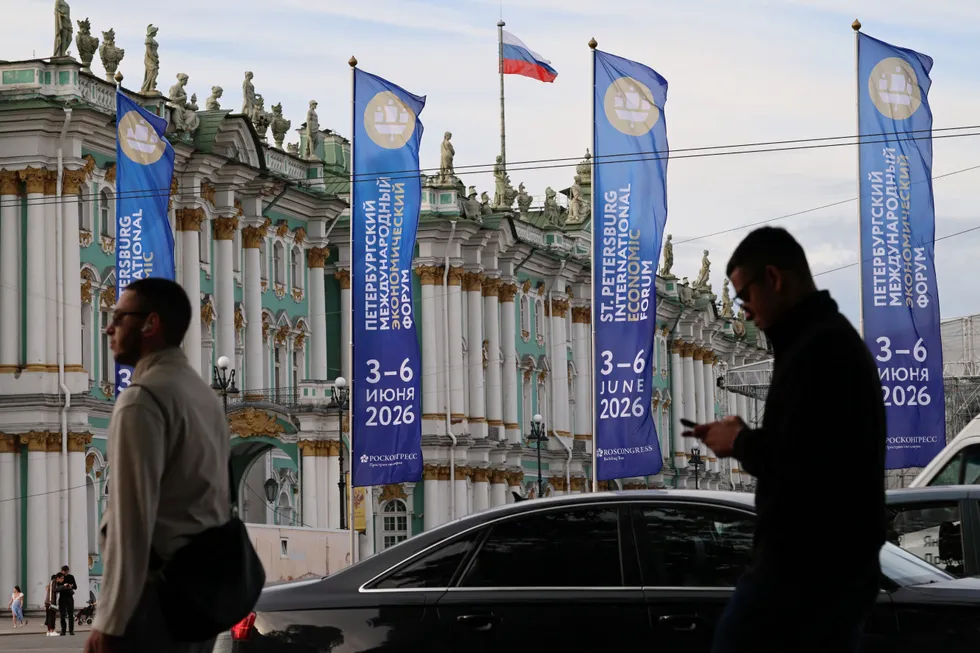 Во время Петербургского международного экономического форума город столкнулся с серьёзными неудобствами для жителей — транспортным коллапсом, ограничениями доступа в районы у «Экспофорума», плановыми отключениями горячей воды и атаками беспилотников в преддверии заключительного дня форума.