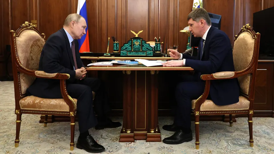 Президент потребовал рост инвестиций как ключевой показатель работы власти. Министр экономразвития признал: сроки восстановления неизвестны — мешают бюджетная экономия, высокие ставки, падение доверия бизнеса и другие факторы.