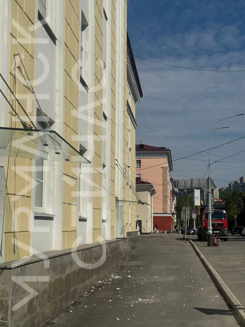 С недавно отремонтированного фасада здания Мурманской областной Думы в Мурманске начали осыпаться фрагменты облицовки. Ситуация вызывает вопросы к качеству выполненных работ и безопасности.
