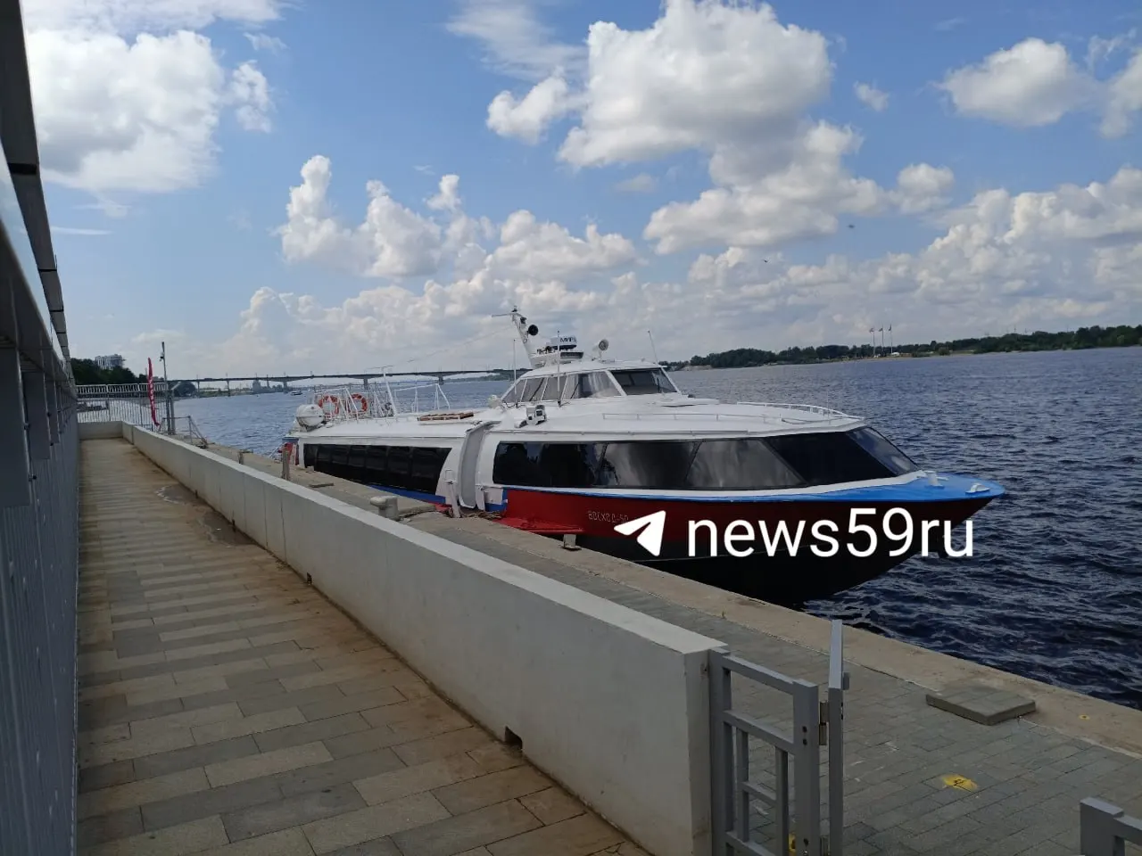 Скоростной теплоход «Восход‑50», побывавший на ремонте в Ленинградской области, снова пришвартовался в Перми. Судно используют для экскурсий и перевозок жителей в отдалённые районы, вместимость — около 70 человек.