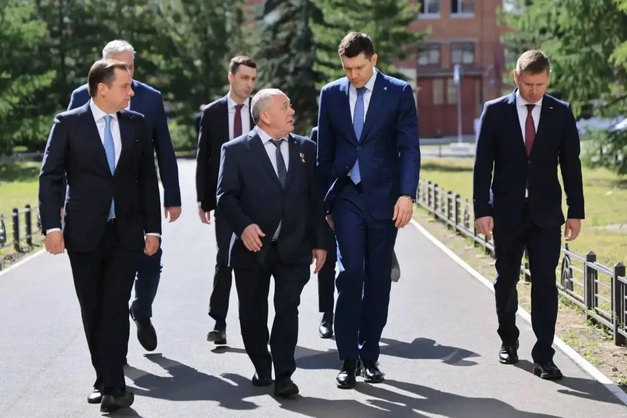 Министр промышленности и торговли Антон Алиханов осмотрел завод в Северодвинске вместе с губернатором Александром Цыбульским и руководством Севмаша. Обсуждали загрузку производства, инвестиционные проекты и подготовку кадров для судостроения.