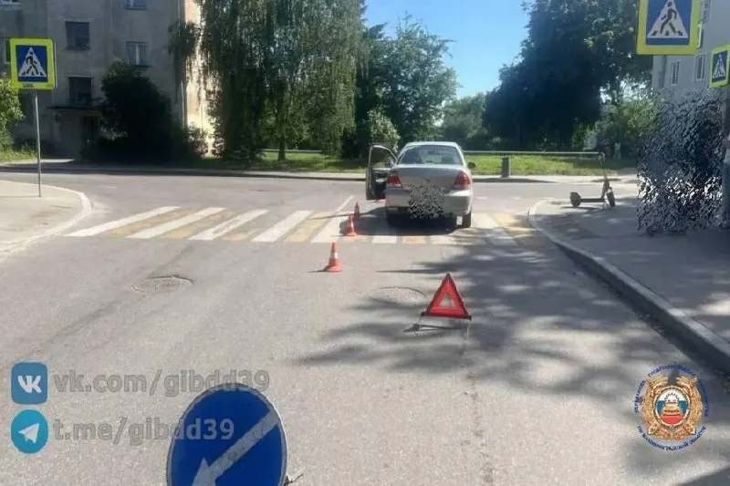 На Судостроительном переулке легковой автомобиль наехал на средство индивидуальной мобильности; 18‑летняя пассажирка получила травмы, обстоятельства ДТП выясняют сотрудники ГИБДД.