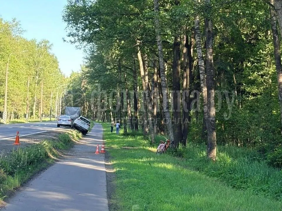 ДТП на 4-м километре велодорожки в Курортном районе Санкт‑Петербурга: после столкновения машина съехала в кювет, на месте работают сотрудники ДПС, обстоятельства устанавливаются.
