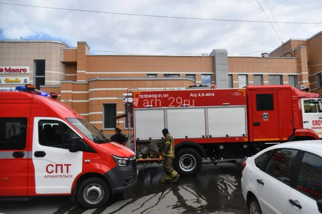 Возле торгового центра «Полюс» в Архангельске жители сообщили о хлопках с цокольного этажа. На место прибыли пожарные и скорая, люди покинули здание.