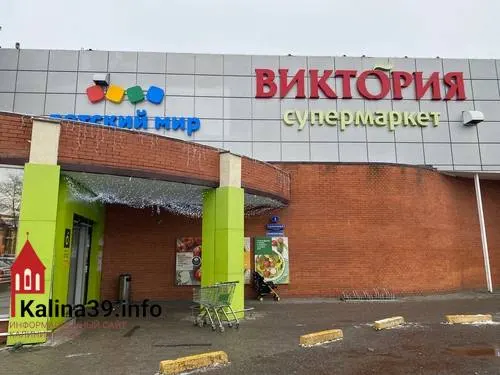 После закрытия супермаркета на реконструкцию жители острова столкнулись с нехваткой продуктовых точек: часть магазинов закрылась, многие теперь вынуждены ездить в другие районы, а власти отмечают ограничения в регулировании частных помещений.