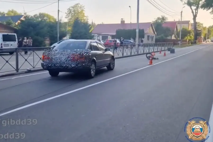 В Гурьевском районе 26 июня вечером легковой автомобиль совершил наезд на ребёнка, пересекавшего дорогу на велосипеде по нерегулируемому пешеходному переходу. Пострадавшего доставили в больницу, проводится проверка.