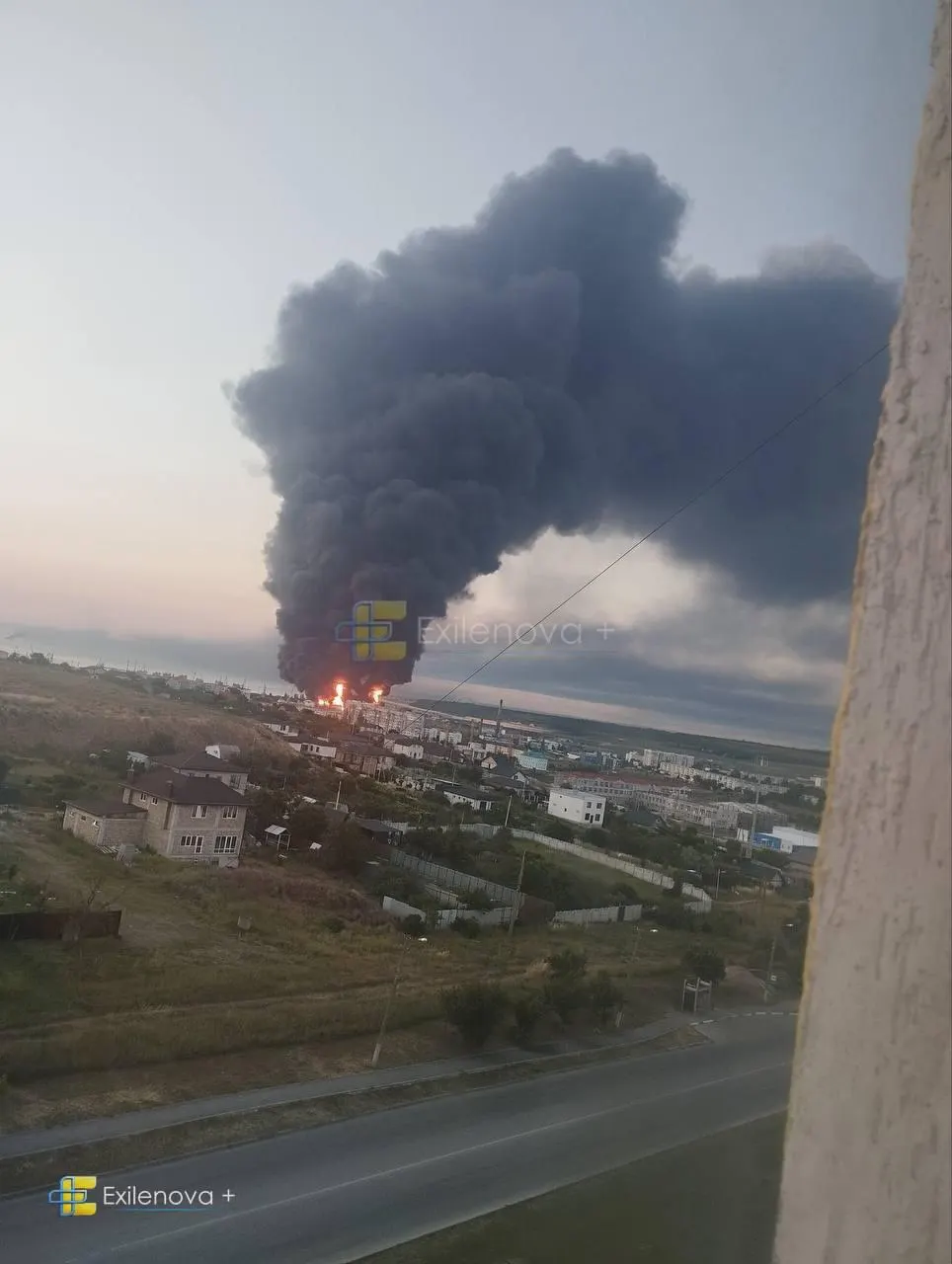 В результате удара беспилотников в районе Керченского пролива погибли несколько человек, десятки ранены, зафиксированы пожары и разрушения зданий.