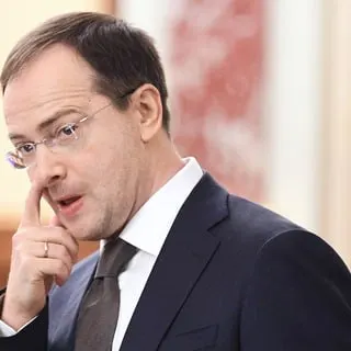 Помощник президента предложил привязать бюджетное обучение к распределению и трудовым контрактам — идея возрождает административные методы управления кадрами и может усилить дефицит выбора для молодых специалистов.