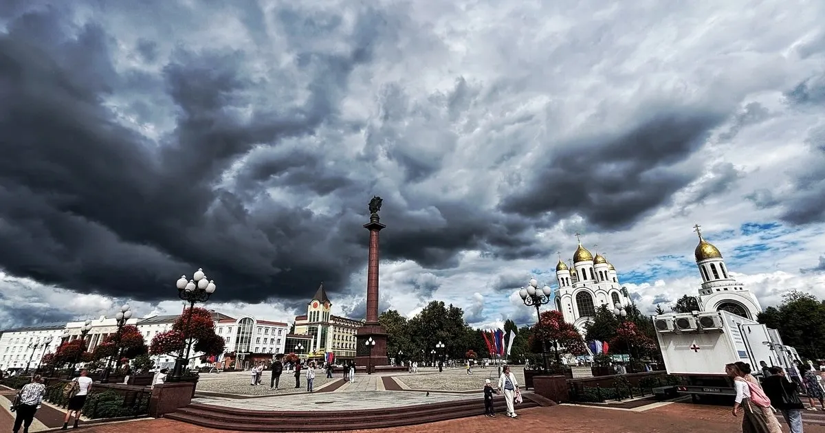 Температура поднимется до +33°С, на побережье около +26°С. Местами ожидаются кратковременные дожди и грозы; при грозах возможны порывы ветра 12–16 м/с.