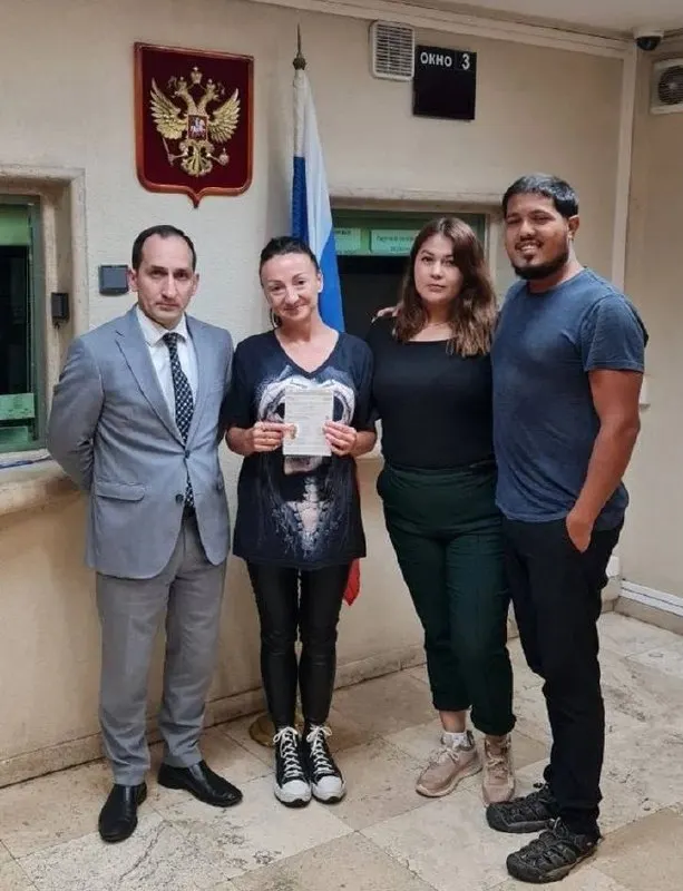 Женщина уехала работать в отель, её уволили без расчёта и лишили документов, продали мафии; после помощи местных активистов и российских дипломатов она вернулась в Петербург.