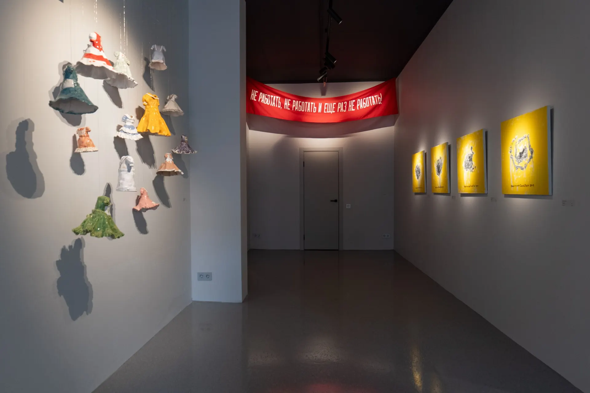 Parazit Gallery начала работу на Карповке: первая выставка «Фа. Соль. Мажор!» открыта до 18 июля, вход бесплатный по записи.