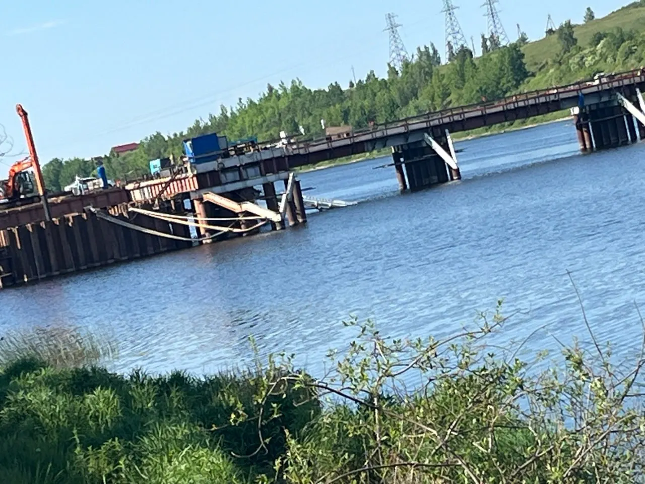 На стройплощадке Северного обхода в Пскове кран упал в воду. В результате происшествия погибли один человек; обстоятельства уточняются.