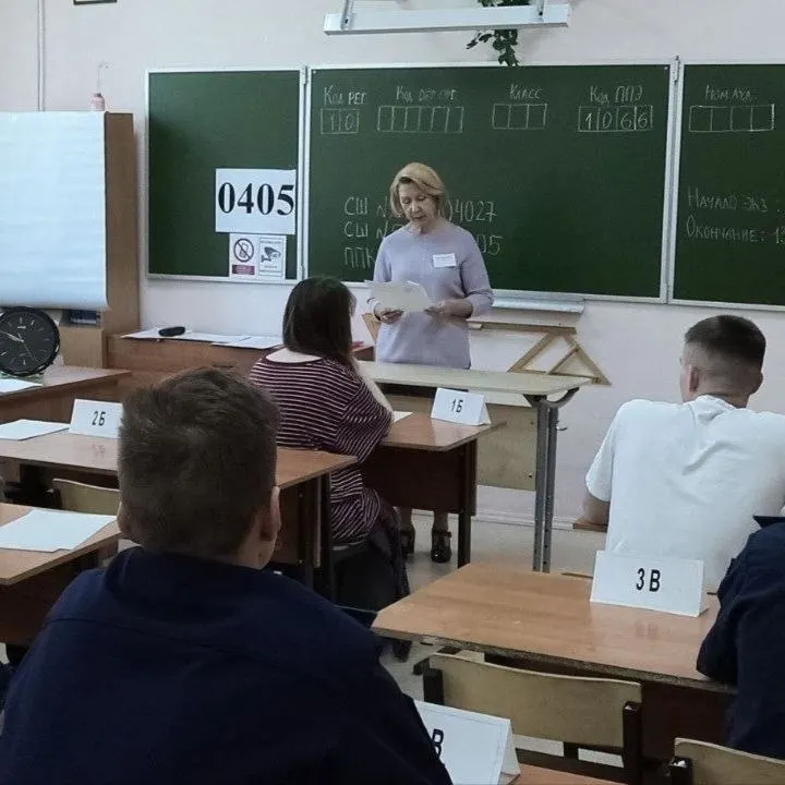 Во время экзамена по географии в Петрозаводске у школьницы прозвучало сообщение на телефоне: её удалили с экзамена, пересдача назначена на сентябрь, возможно административное взыскание до 5 тысяч рублей.