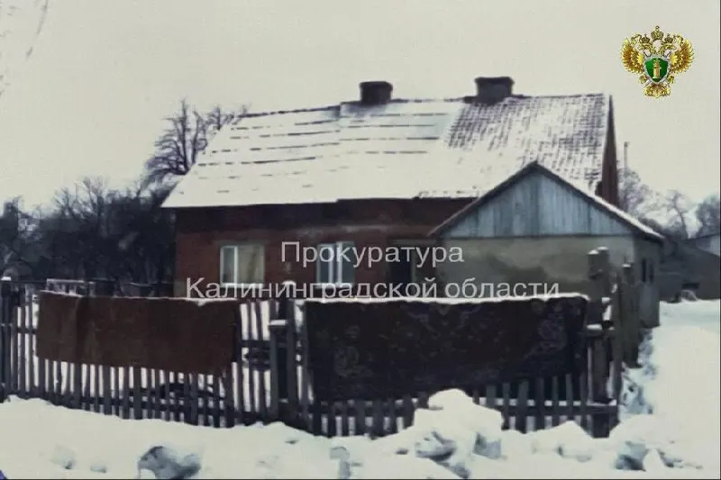 Суд установил, что в ночь на 25 января 2011 года двое злоумышленников проникли в квартиру 88‑летнего ветерана, избили и задушили его, после чего похитили деньги и награды. Один из обвиняемых признан виновным, второй умер вне региона.