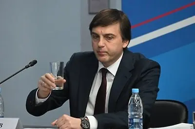 Министерство утвердило список внеклассного чтения на летние каникулы: в него вошли современные и патриотические произведения о Родине и подвигах современных защитников, в том числе о героях специальной военной операции.