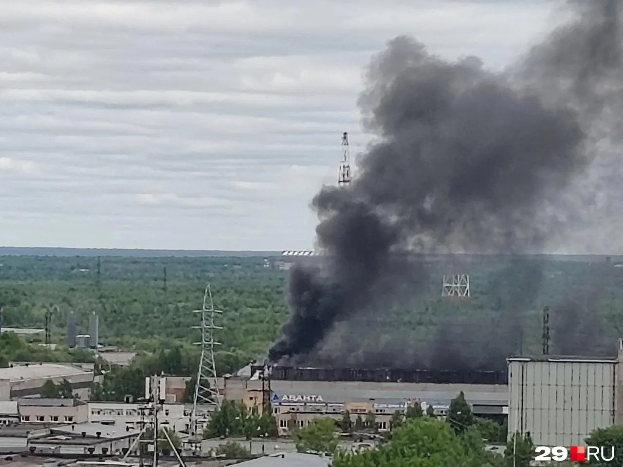 Жители Архангельска заметили сильный чёрный дым над городом. МЧС Архангельской области сообщает о возгорании в районе Кузнечихинского промузла, подробности уточняются.