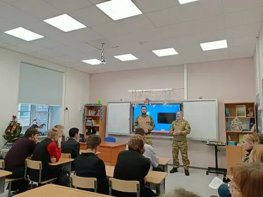 Грант почти в 1 млн рублей направят на обучение не менее 30 участников СВО, которых планируют привлекать к просветительской деятельности в школах.