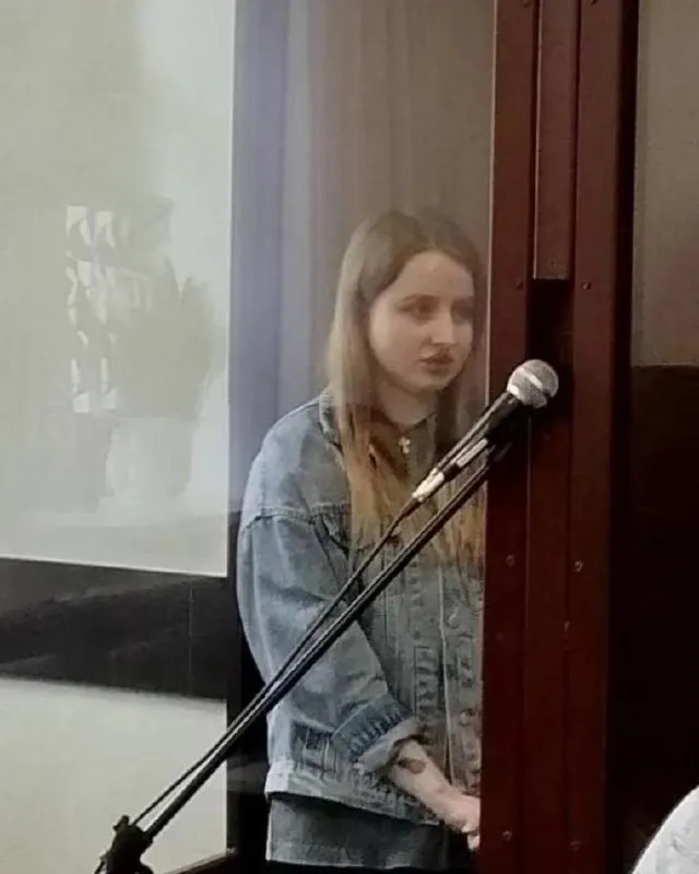 22‑летняя жительница Самары признана соучастницей мошеннической схемы: она выступала курьером и забирала деньги у пенсионеров из Архангельской и Ульяновской областей. Суд назначил ей 3 года 9 месяцев колонии и обязал возместить ущерб.