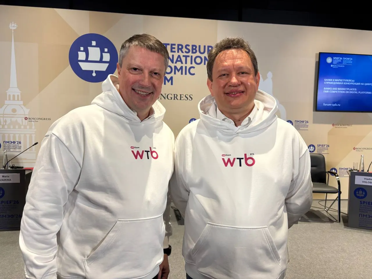 На сессии ПМЭФ «Банки или маркетплейсы» представители ВТБ и Wildberries появились в толстовках с надписью «WTB», которая объединяет названия двух компаний на фоне объявленного стратегического партнёрства.