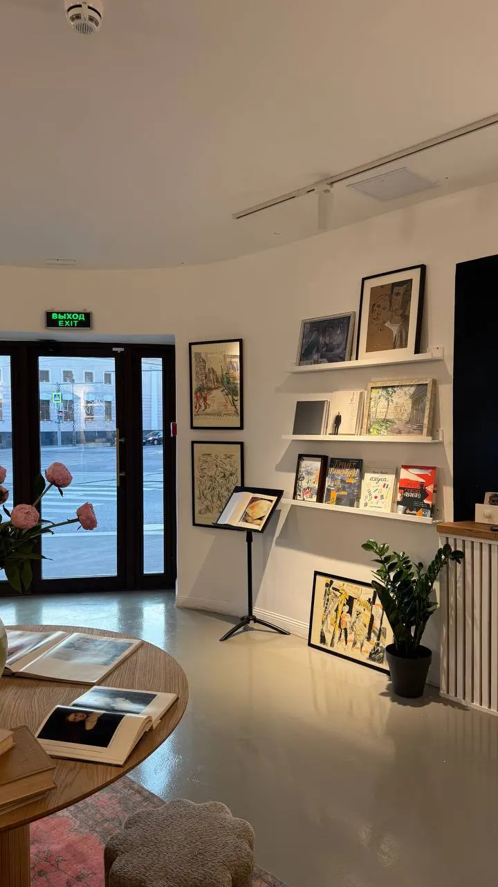 В Москве на Яузской улице открылся филиал KGallery Bookcafe — сочетание книжного магазина и кофейни, где будут выставлять каталоги и мерч зарубежных и российских музеев.