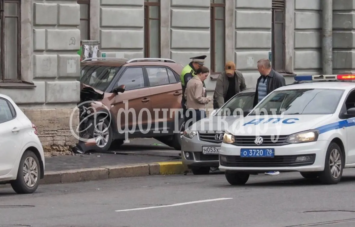 В Санкт-Петербурге машина влетела в здание клиники военной травматологии и ортопедии на Боткинской, 13. Очевидцы сообщают, что на месте нет ни сотрудников ДПС, ни машин скорой помощи; обстоятельства происшествия уточняют.