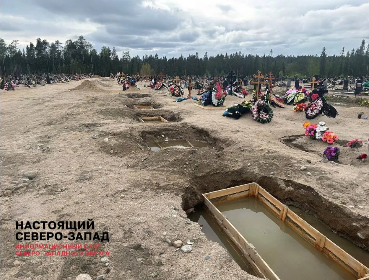 После сильных дождей на кладбище в Костомукше многие захоронения оказались в воде. Власти откачивают воду и обустраивают дренаж, но решение проблемы требует времени и поиска нового участка для расширения.