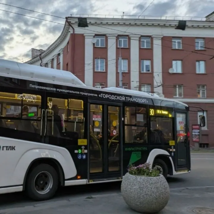 Пассажиры муниципального транспорта Петрозаводска могут получить скидку 8 рублей при оплате банковской картой «Мир», добавленной в смартфон на Android через мобильный платёжный сервис. Скидка применяется автоматически при прикладывании телефона к терминалу.