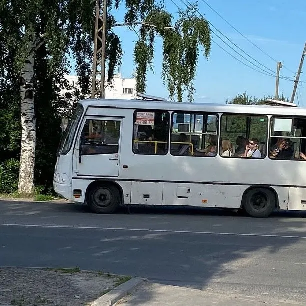 С 3 июня в Суоярви возобновлено движение единственного городского автобуса. Он совершает три рейса в каждом направлении, последний отправляется в 17:10, а по выходным не курсирует, из‑за чего многие не могут вернуться домой после вечерней смены.