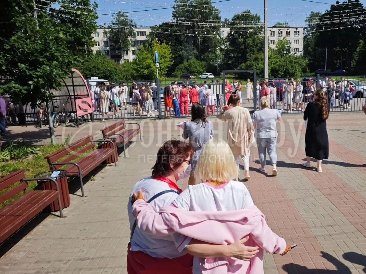 Перинатальный центр и Николаевская больница были срочно выведены: всех беременных, матерей с младенцами и персонал эвакуировали. Официальные причины пока не сообщают.