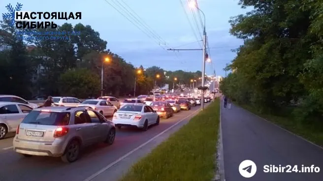 Жесткие лимиты на АЗС в ряде сибирских регионов привели к масштабному дефициту бензина. В Иркутске розничные сети сокращают продажи, километровые очереди растут, а междугородние автобусы рискуют остаться без топлива.
