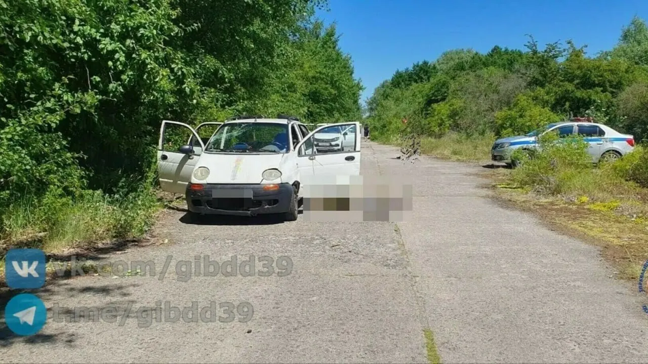 В Калининградской области 25 июня около 12:30 автомобиль вылетел с проезжей части. Водитель 1987 года рождения скончался на месте, обстоятельства ДТП выясняют.