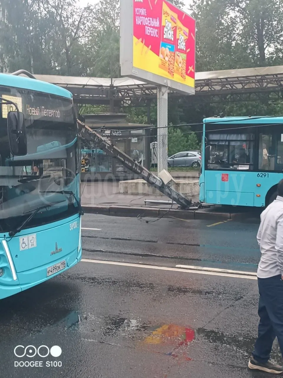 Бетонный столб упал на соседний автобус, пострадавших нет. Движение по бульвару Новаторов временно перекрыто.