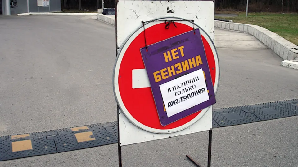С 3 июня топливо всех марок отпускают только для экстренных и жизнеобеспечивающих служб; массовые продажи планируют возобновить к середине дня.