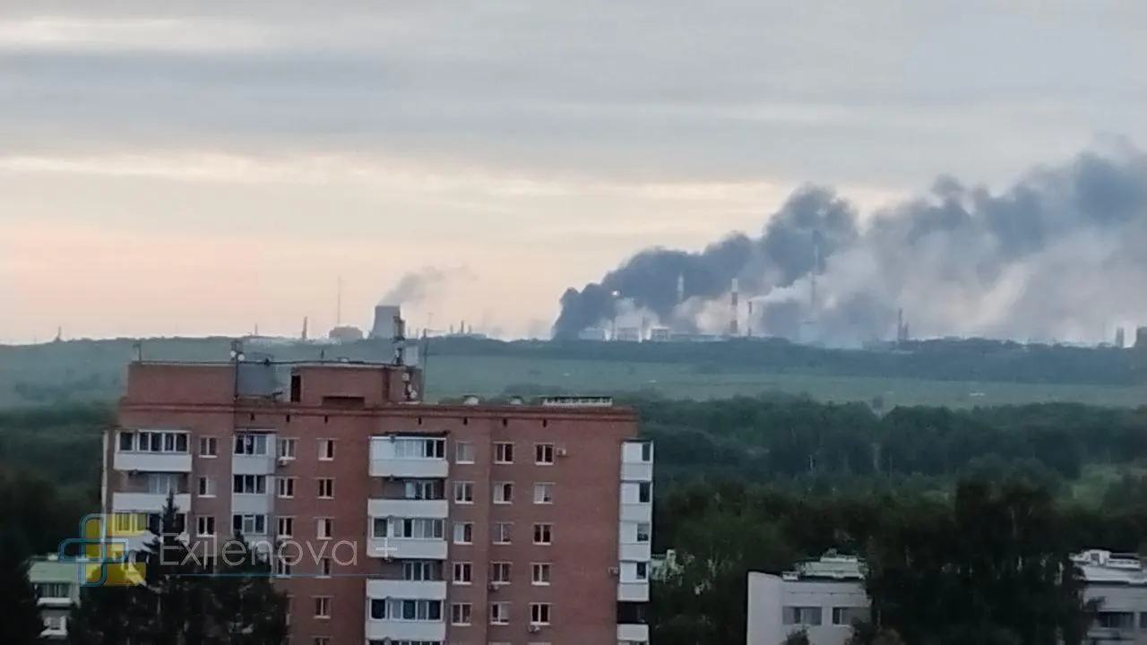 После налётов беспилотников в Татарстане и Самарской области произошли возгорания на крупных нефтеперерабатывающих и нефтехимических заводах; в Нижнекамске один из дронов попал в жилой дом, есть пострадавшие.