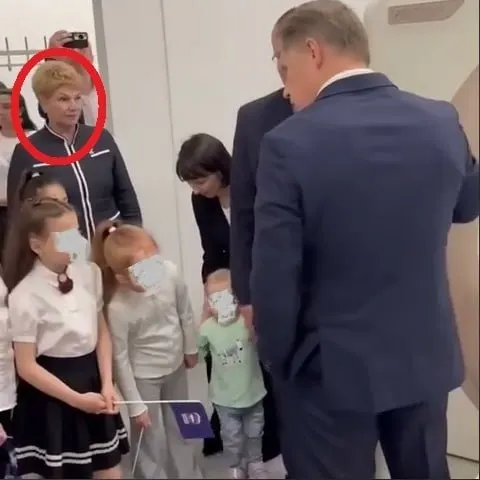 Светлана Грачёва присутствовала на открытии новой поликлиники в Череповце. За шесть лет её доход вырос до 6,9 млн рублей в год — примерно 500 тыс. руб. в месяц после налогов, что вызывает вопросы на фоне сложного бюджета округа.