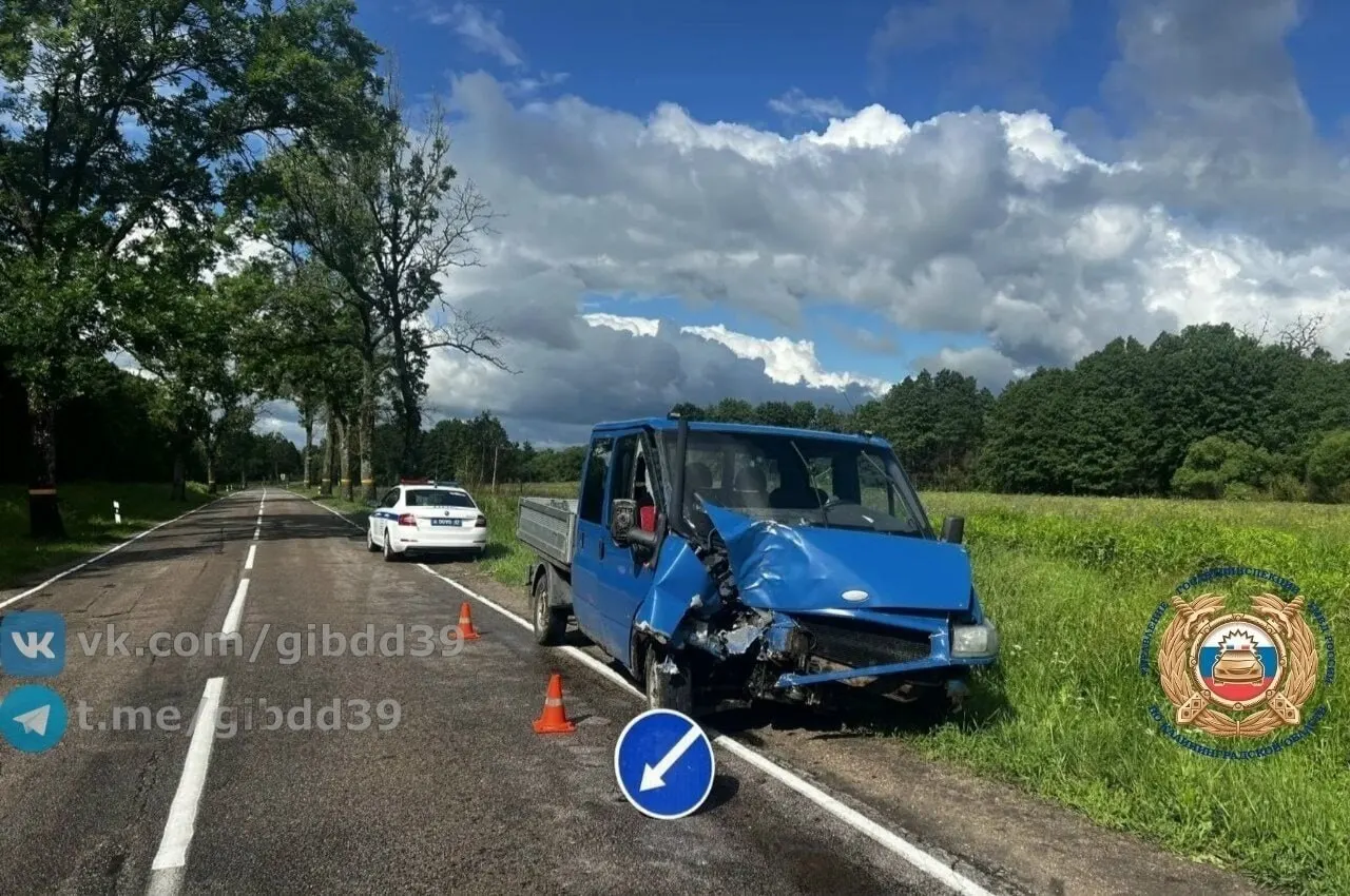 На 3-м км трассы Домново — Ермаково грузовой автомобиль врезался в дерево. Мужчину с травмами доставили в больницу, причины ДТП выясняют инспекторы.