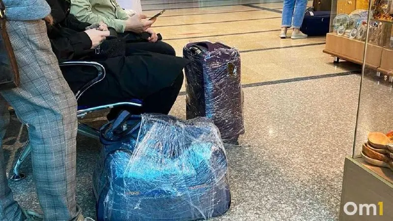 Утром 19 июня в аэропорту Омска отменили рейс в Шереметьево; ещё несколько отправлений в Москву, Сочи, Казань и Санкт‑Петербург перенесены и задержаны.