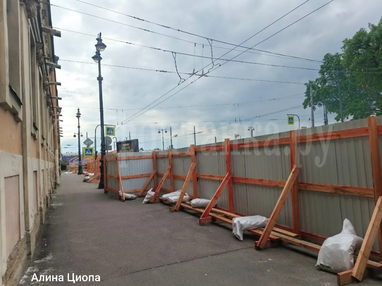 Здание первого кадетского корпуса на Кадетской линии оградили строительным забором. Санкт‑петербургскому университету поручено восстановить памятник архитектуры к началу 2027 года; ранее объект передали для размещения учебных аудиторий, но работы тормозились из‑за отсутствия финансирования.