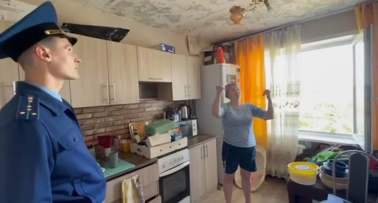 В Кетовском округе прокуратура начала проверку после того, как в многоквартирном доме из-за дырявой кровли появились постоянные протечки и аварийная электропроводка; жильцам предложили временно переселиться в комнату общежития, оставив имущество.