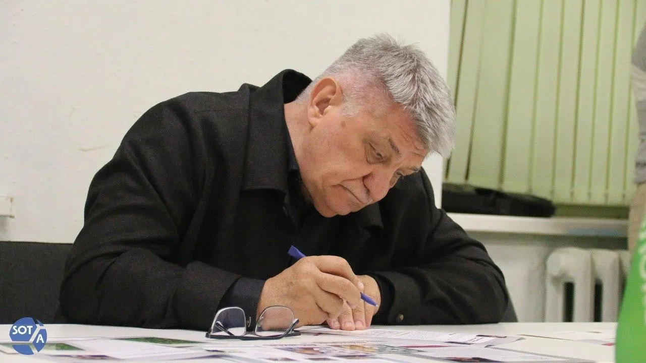 Президент направил поздравительную телеграмму, подчеркнув вклад режиссёра в современный кинематограф. При этом в России Сокуров в последние годы фактически находится под негласным запретом.