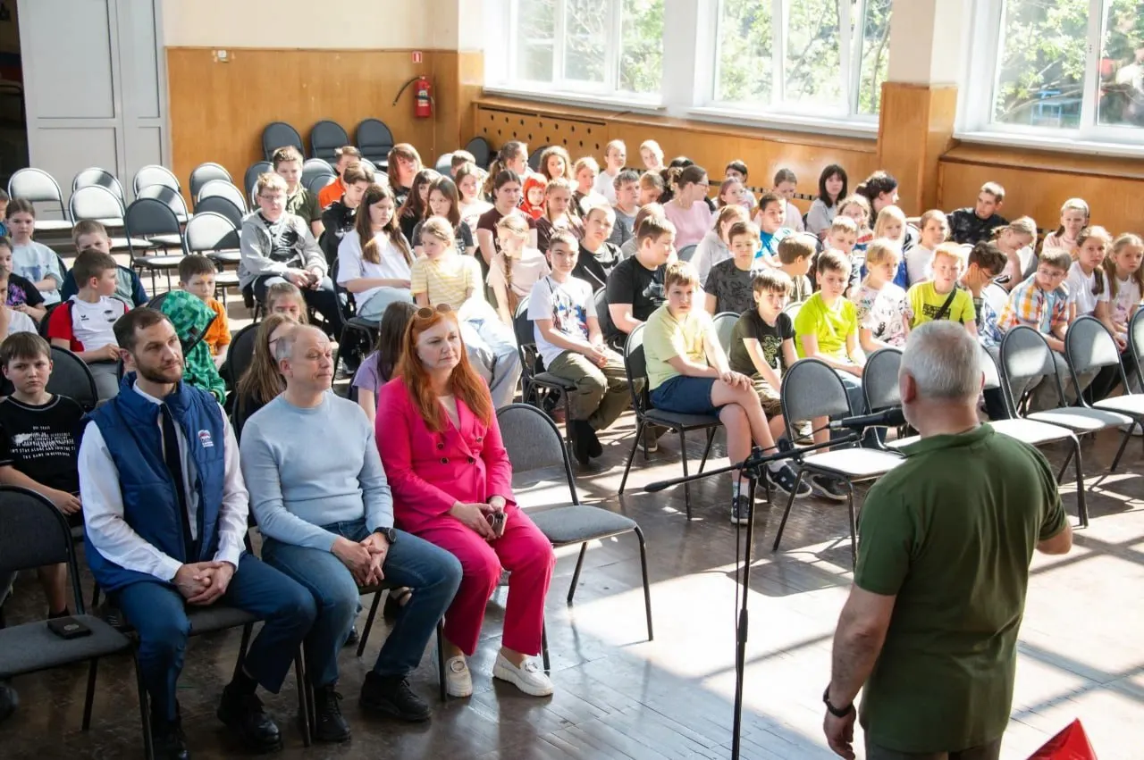 В одном из детских лагерей региона детям 8–10 лет рассказали о терроризме, экстремизме и работе контртеррористических подразделений; в мероприятии также участвовали представители «Единой России», заявили организаторы.