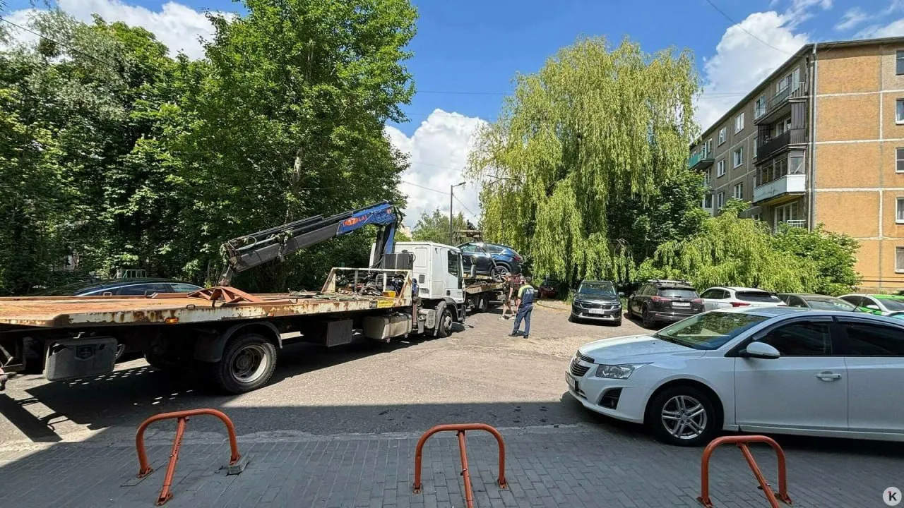 Женщина застала свою Mazda на эвакуаторе: водитель отказался показывать протокол, а полицейский не потребовал выгрузить автомобиль. Юрист назвал действия спорными и дал рекомендации владельцам.