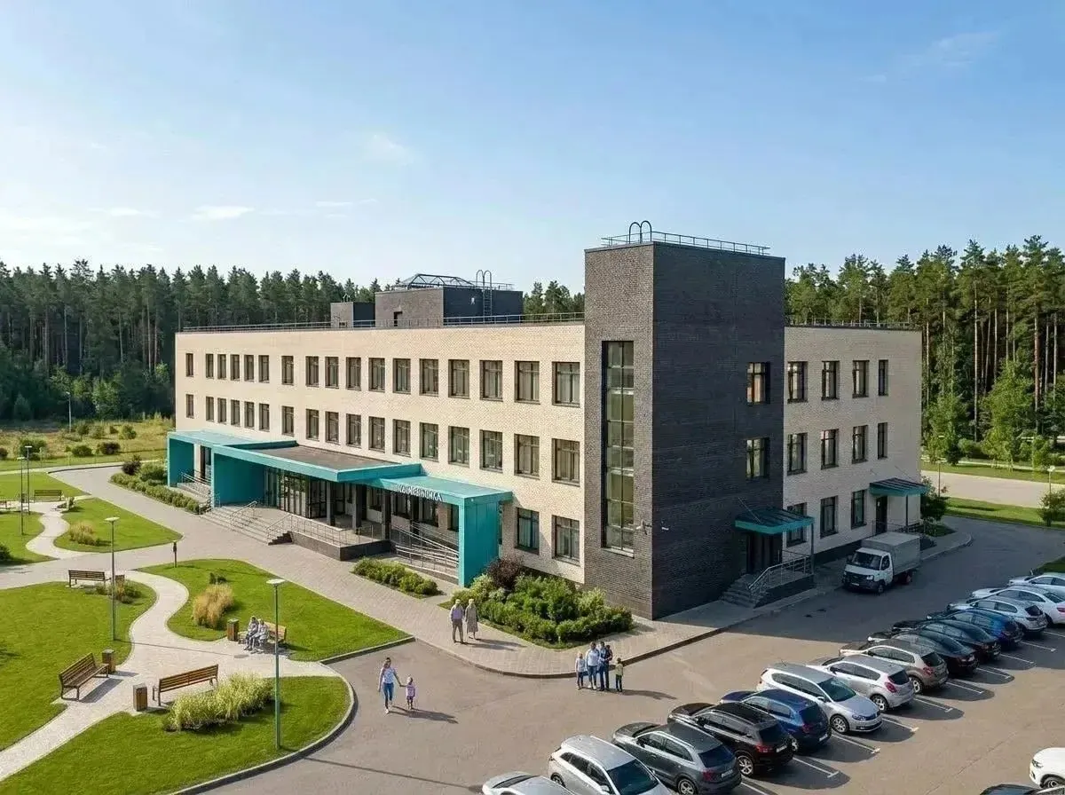 Трёхэтажное здание поликлиники построит компания из Санкт‑Петербурга за 508,5 млн рублей; оборудование закупят отдельно, общая смета с учётом техники — 1,2 млрд рублей.