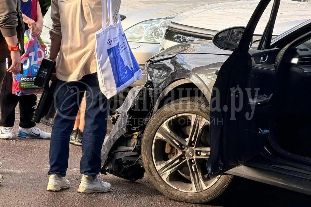 Во дворе на улице Маршала Тухачевского автомобиль мчался на высокой скорости — прохожим с детьми пришлось буквально отпрыгивать. Водителя задержали, ему составили протокол за управление в состоянии опьянения.