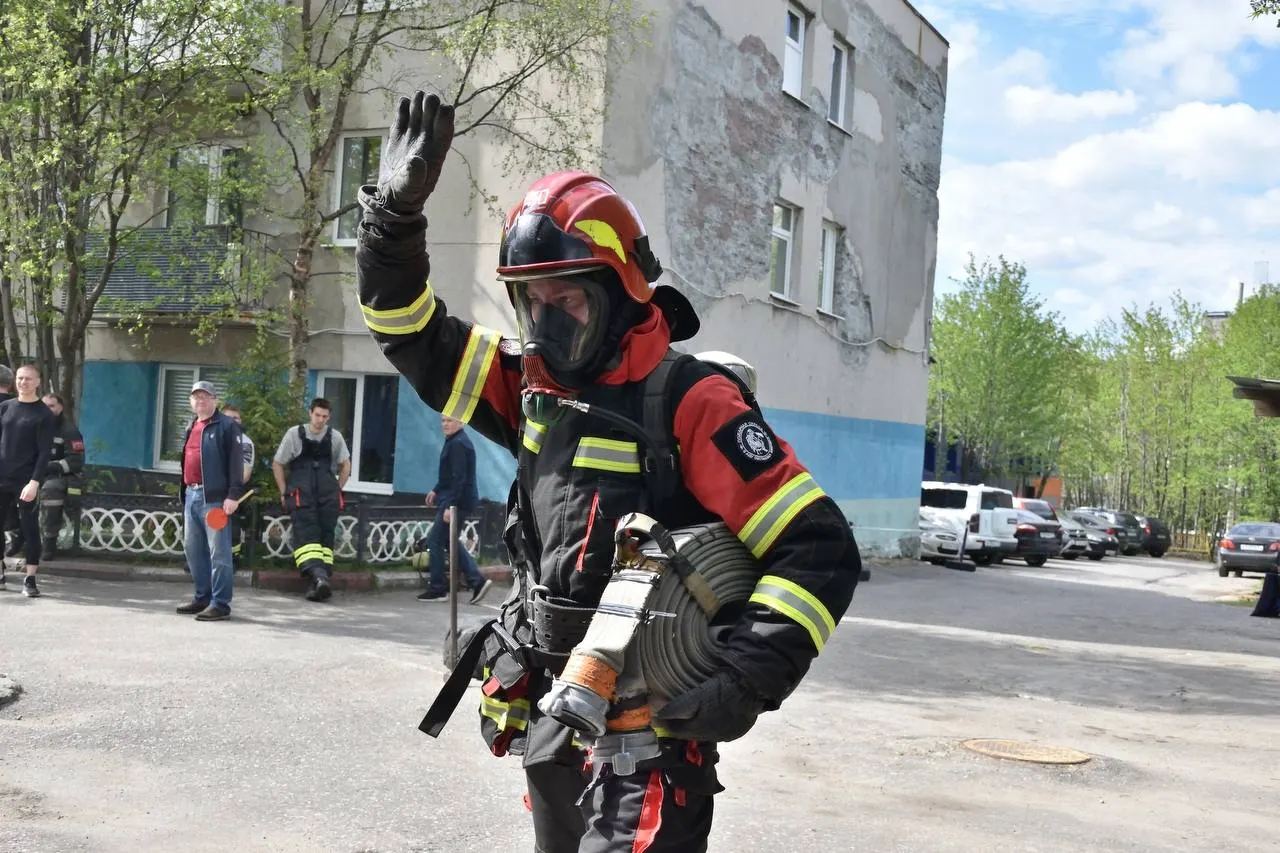 Пожарные региона состязались в силовых и скоростных упражнениях в полной экипировке: определили лучшего газодымозащитника и лучшее звено газодымозащитной службы.