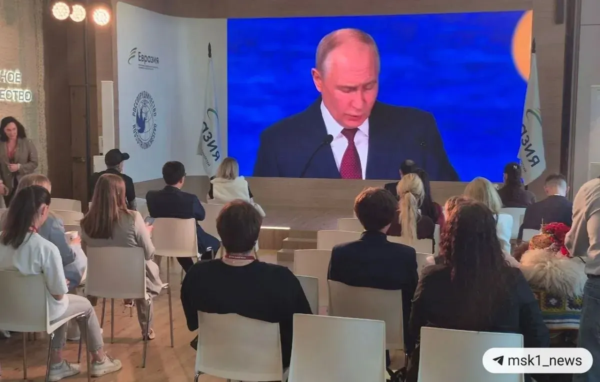На ПМЭФ президент отметил смещение роста в сторону стран Глобального Юга, усиление роли БРИКС, изменение торговой системы и негативные экономические последствия мер против России.