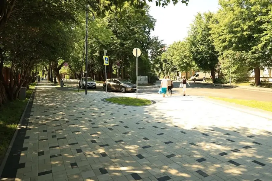 Городские власти сообщили о завершении работ на улице Летней: обновили проезжую часть, тротуары, велодорожку и уличное освещение — на работы потрачено 76 млн рублей.