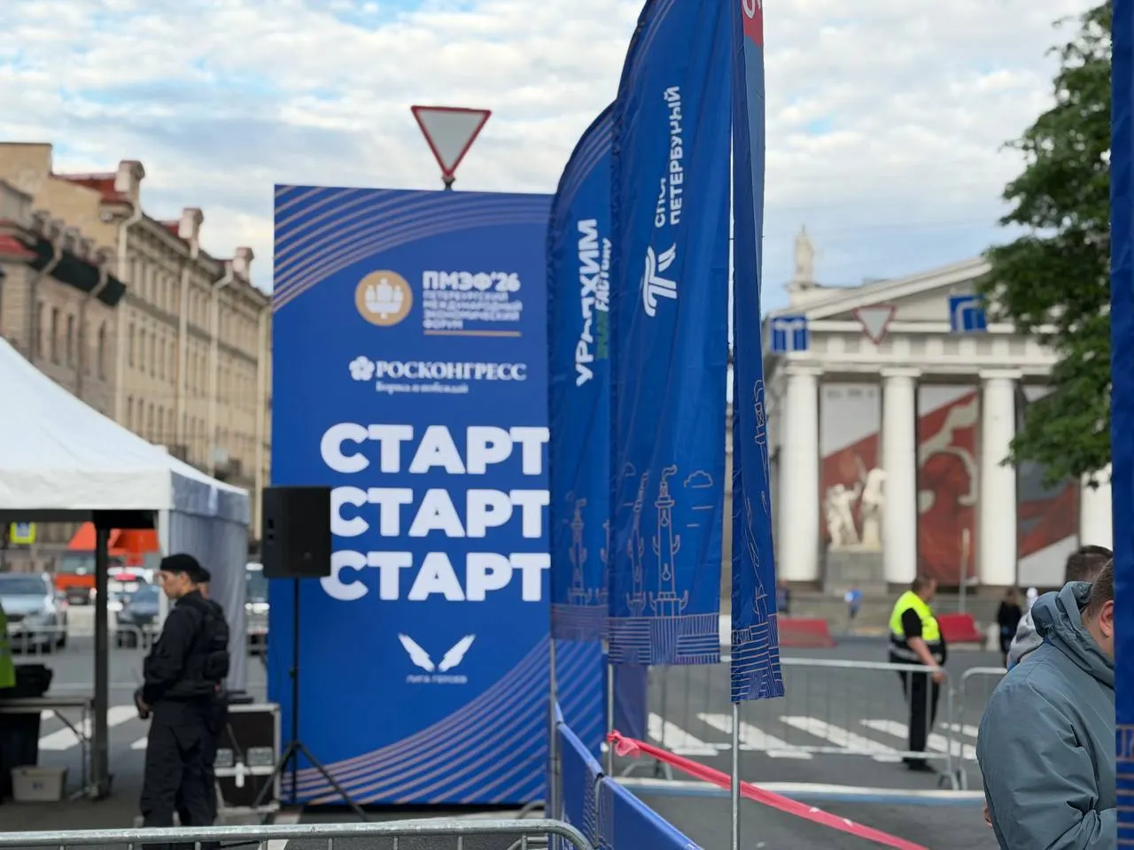 В Санкт‑Петербурге в рамках ПМЭФ состоялся массовый легкоатлетический забег на 5 км с стартом и финишем на Исаакиевской площади вдоль Адмиралтейской набережной.