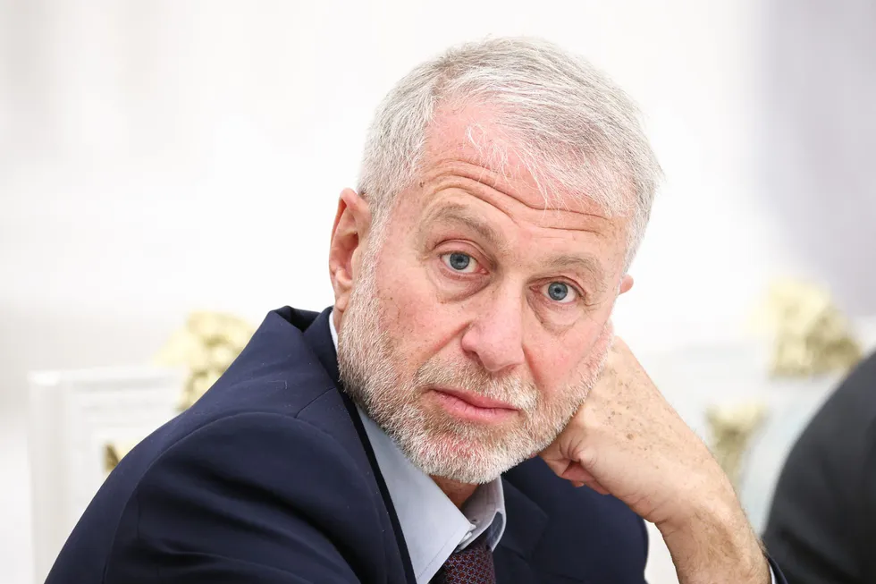 По словам нескольких собеседников, в мае Роман Абрамович ездил в Киев, встретился с Владимиром Зеленским и передал его предложение о личной встрече российскому лидеру; официальных подтверждений нет.